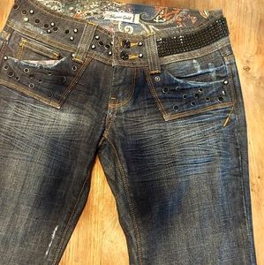 Vigoss jeans. Straight fit. Light-chic black detail in the waist area. Unique.